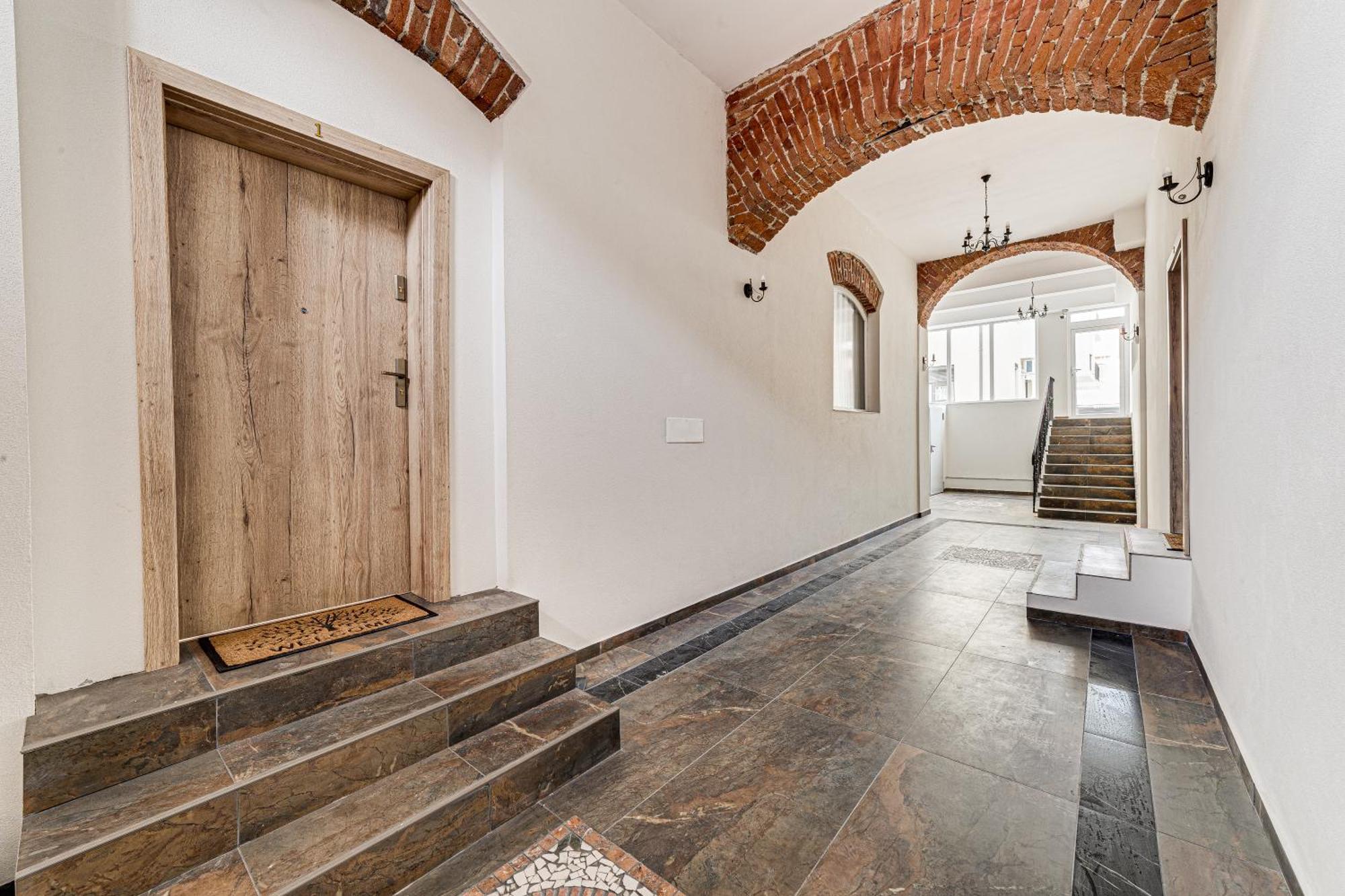 Ari Central Grand Apartments - Luxurious Stay Arad Exteriör bild